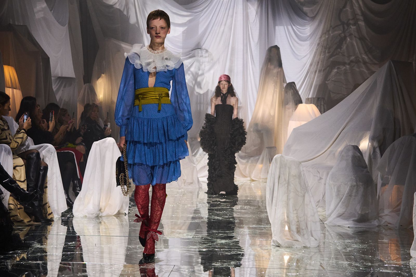 アレッサンドロ・ミケーレ率いるヴァレンティノ、初のショーを開催。85