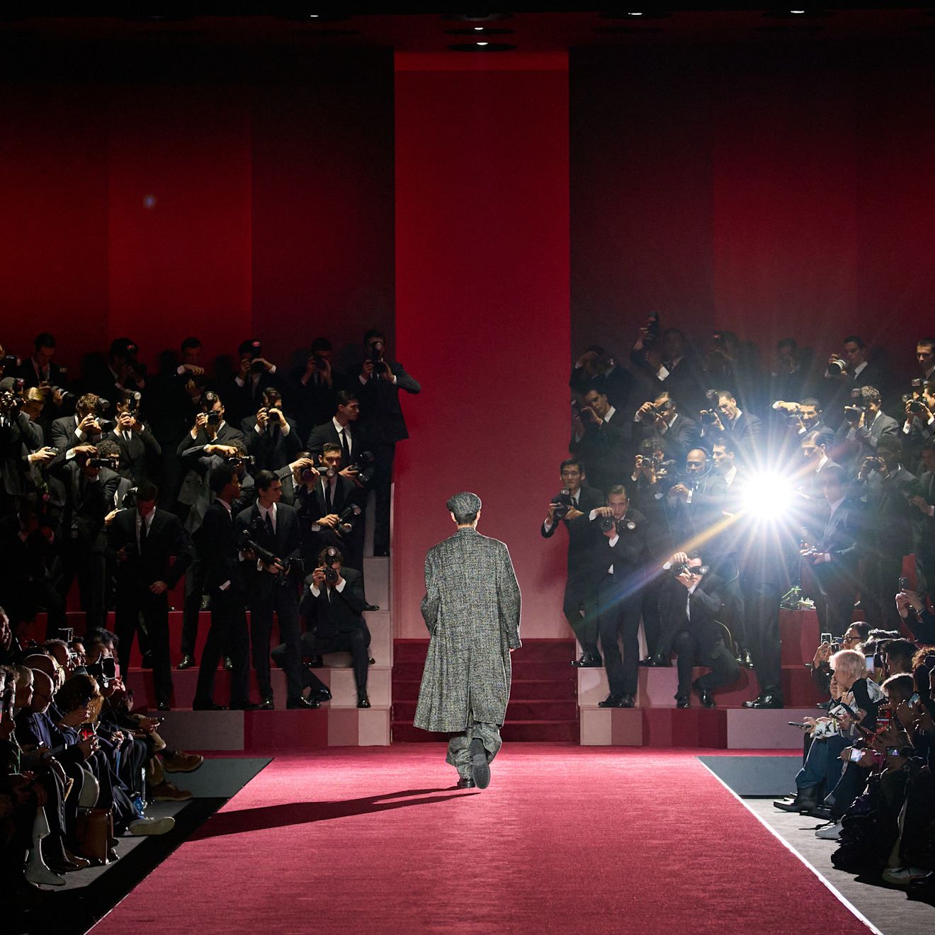 ドルチェ＆ガッバーナ対パパラッチ。「見る者」と「見られる者」が