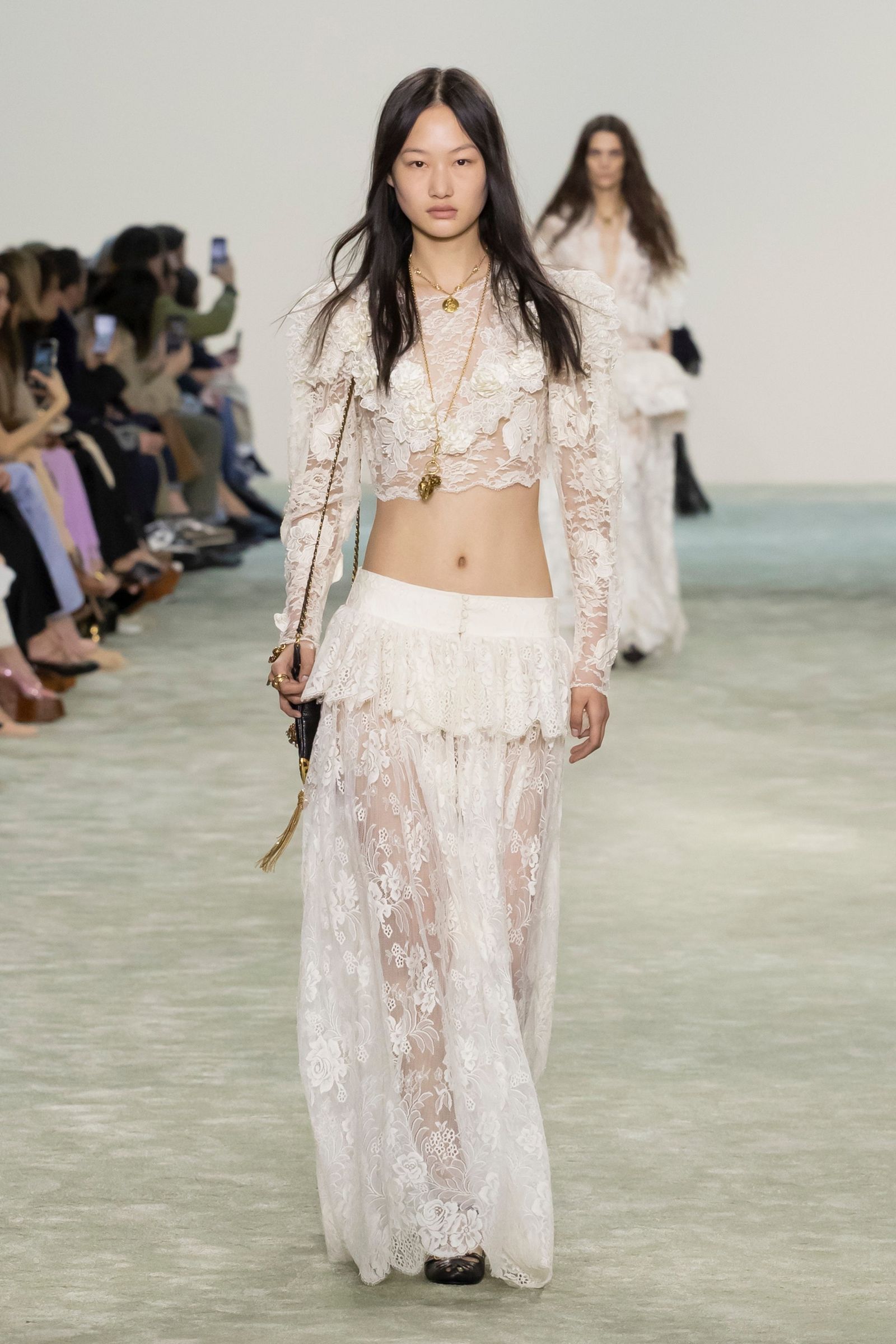 クロエが探求する多様性の美。「前進することは、過去を尊重することと