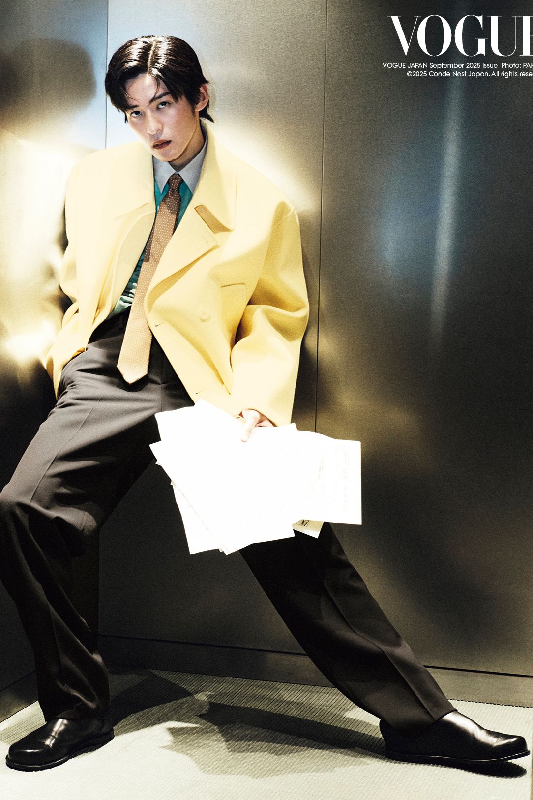 目黒蓮が奏でる“誘惑”──フェンディのルックに身を包み、悪戯なダーク