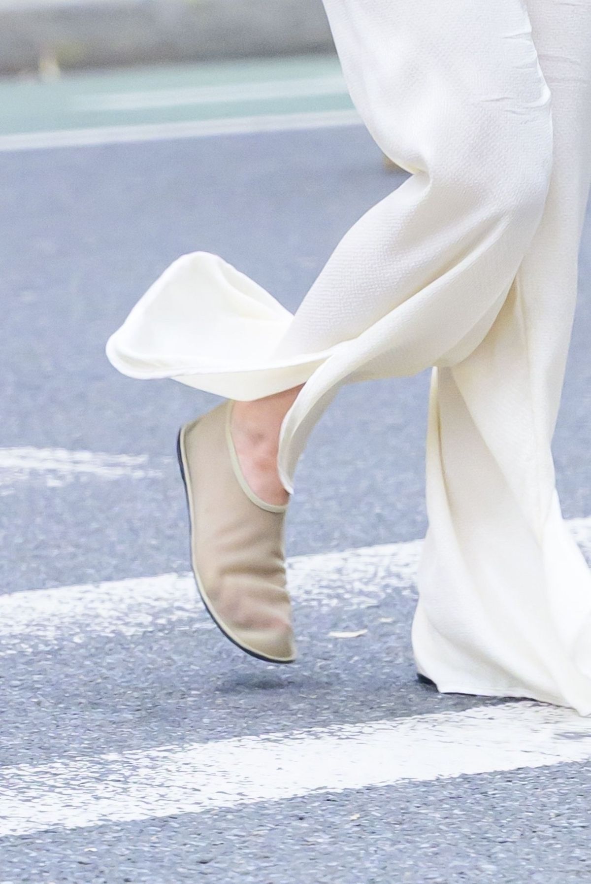 今夏投資するなら、ザ・ロウの“疲れ知らず”のフラットシューズ