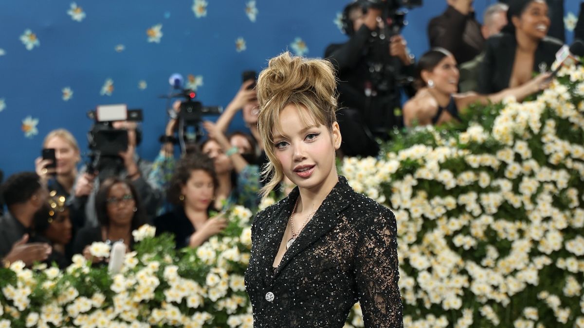 BLACKPINK リサ、ルイ・ヴィトンのシースルーストッキングで美脚を強調