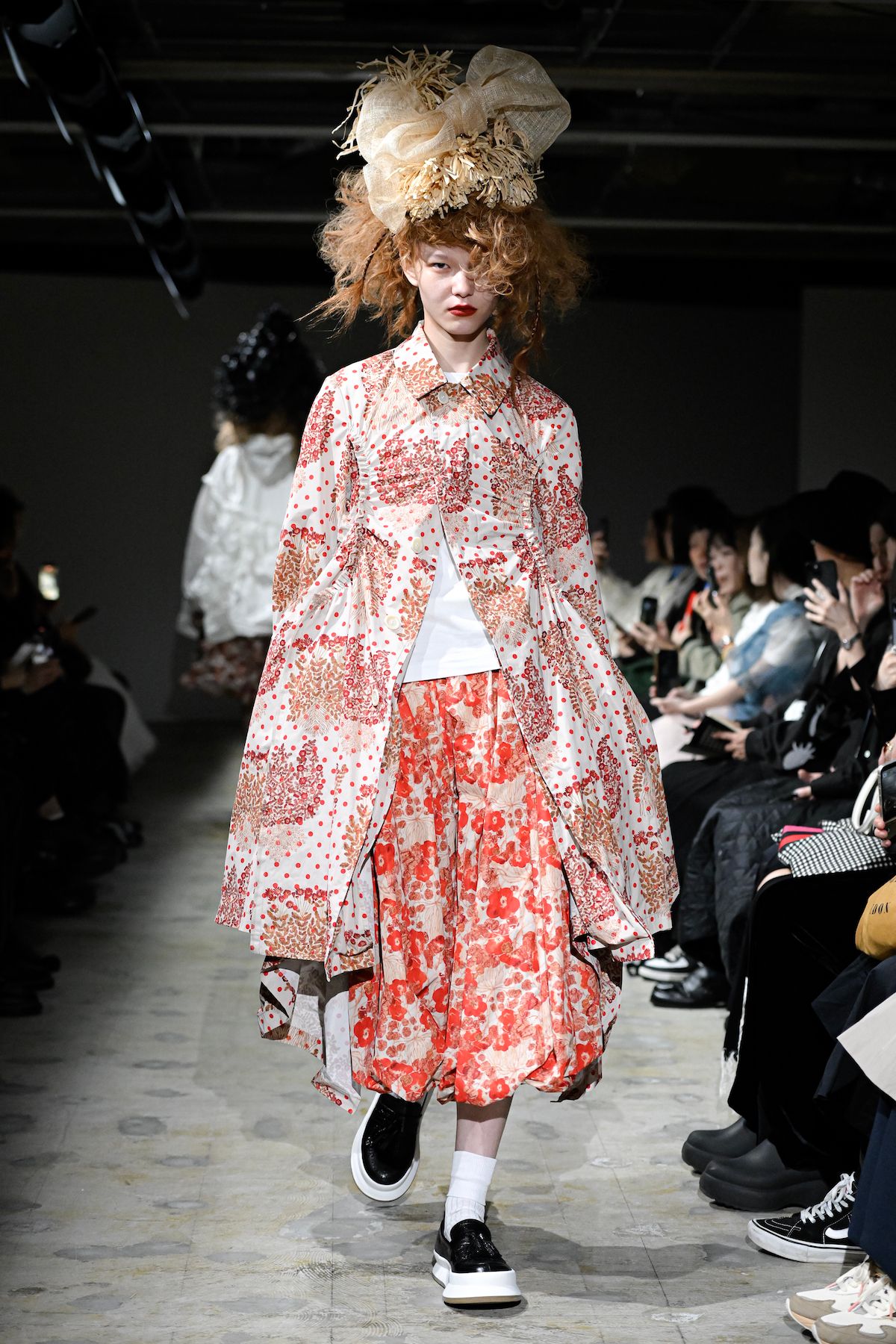 タオ、コム デ ギャルソンの本社が入るビルで2026年春夏ミニショーを