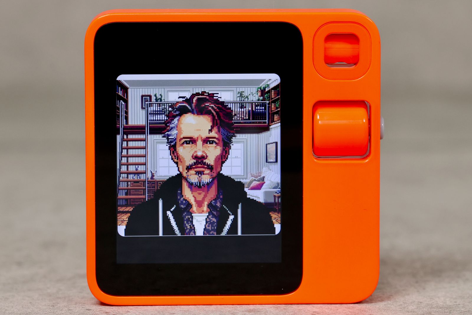 rabbit r1」日本語版レビュー：実用的ではないが“未来”を体感できる