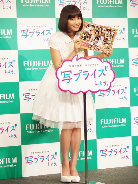 広瀬すずがトレンドの全身白コーデで富士フイルムのイベントに登場