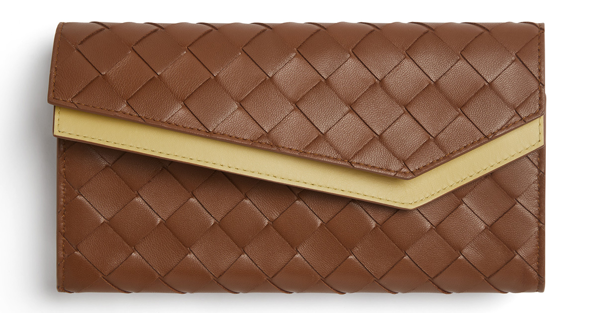 一粒万倍日】「ボッテガ・ヴェネタ」から日本限定色の財布 V字デザイン