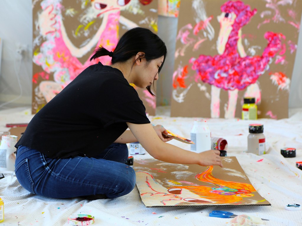 ロッカクアヤコとは？鮮やかな色彩と少女モチーフで注目を集める若手