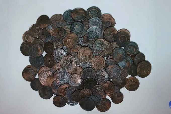 大量の古代ローマ青銅貨をアマチュアダイバーが発見。難破船の積荷か