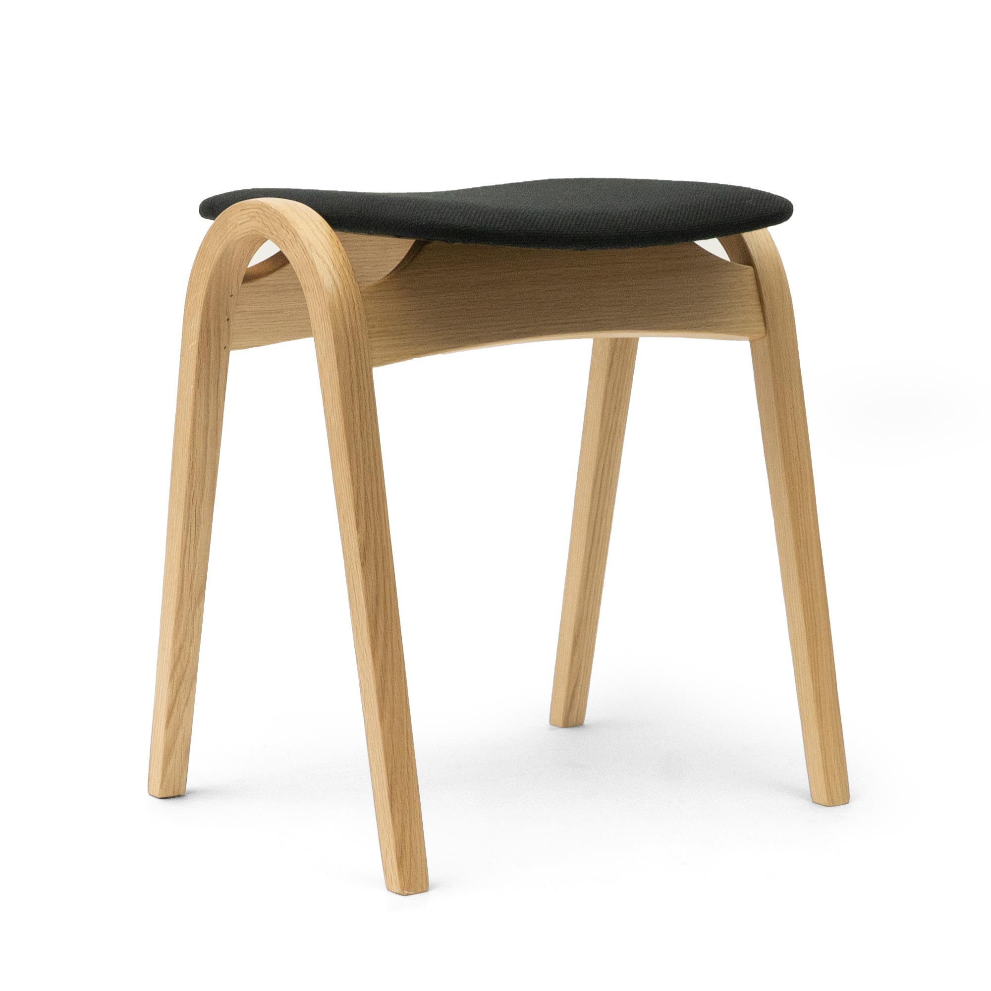 美しい曲線と実用性を備えた 秋田木工スタッキングスツール | D&DEPARTMENT