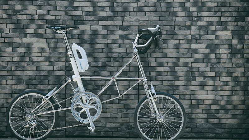 傑作小径自転車「モールトン」は、“吊るし”で乗ってはいけない？ | GQ