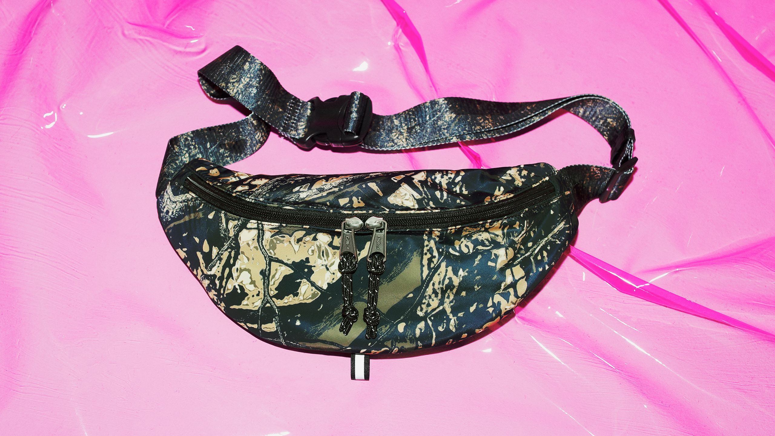 ディーゼルはサステナブルでクール──特集：2025年春はこの「バッグと