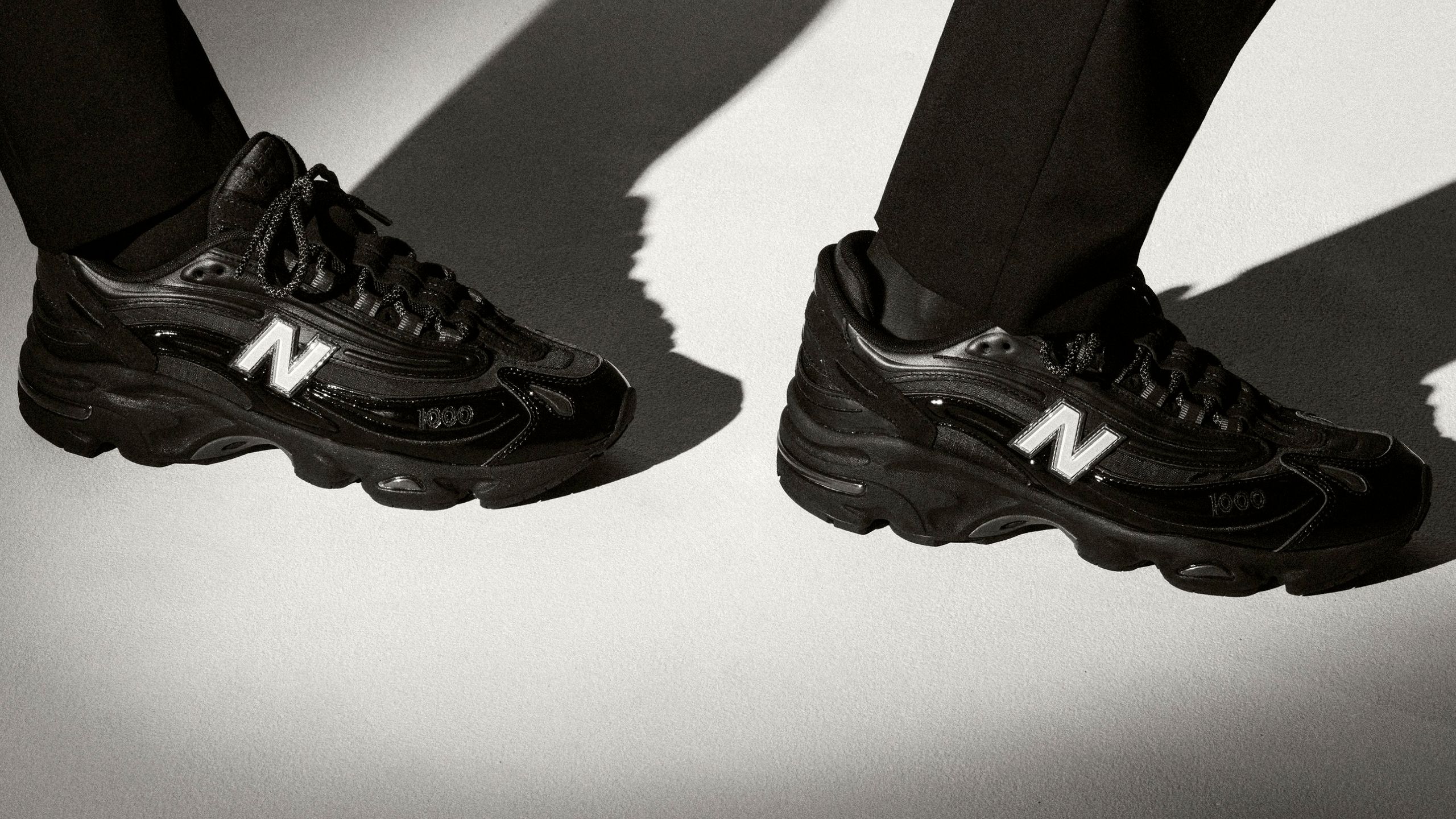 ビームス別注のニューバランス「1000」はオールブラックがクール