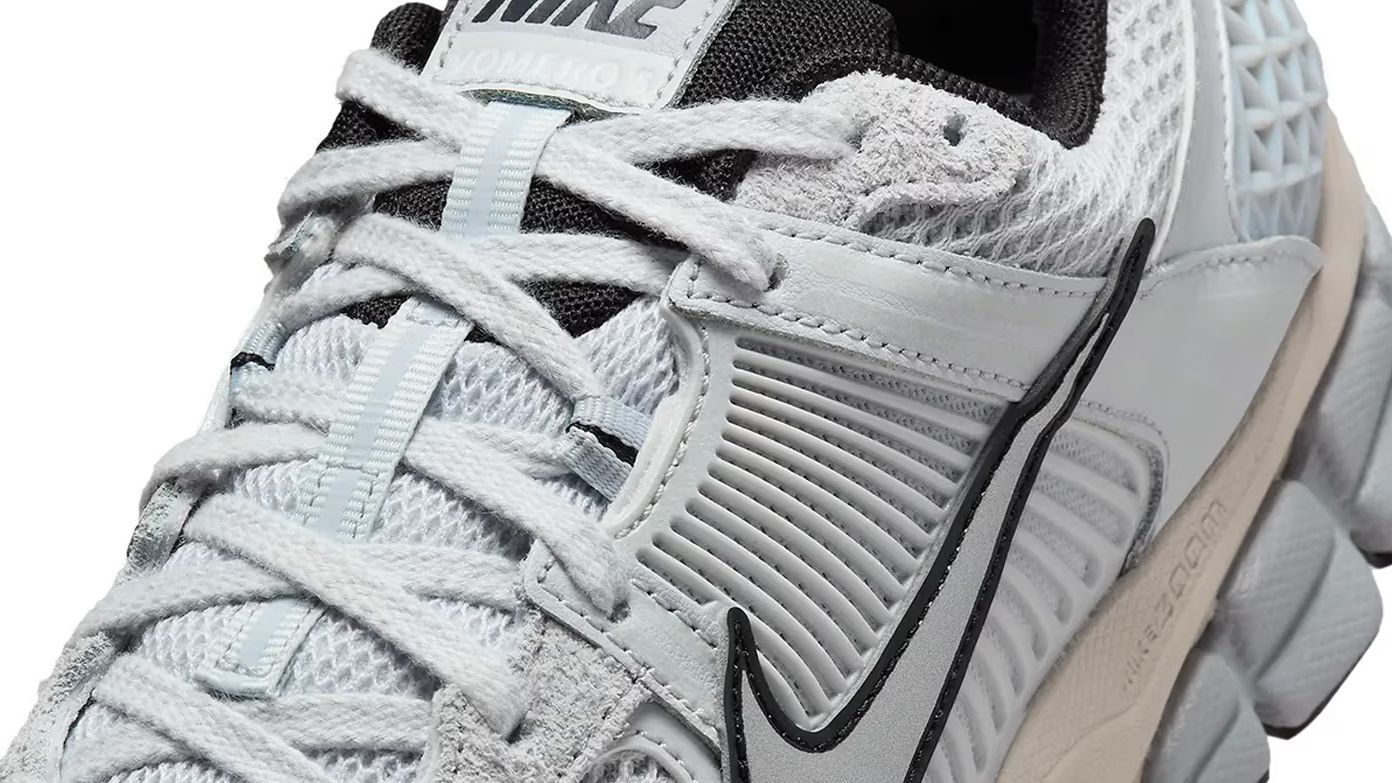 ナイキ「ズーム ボメロ 5 “Pure Platinum”」は、Y2Kスタイルに