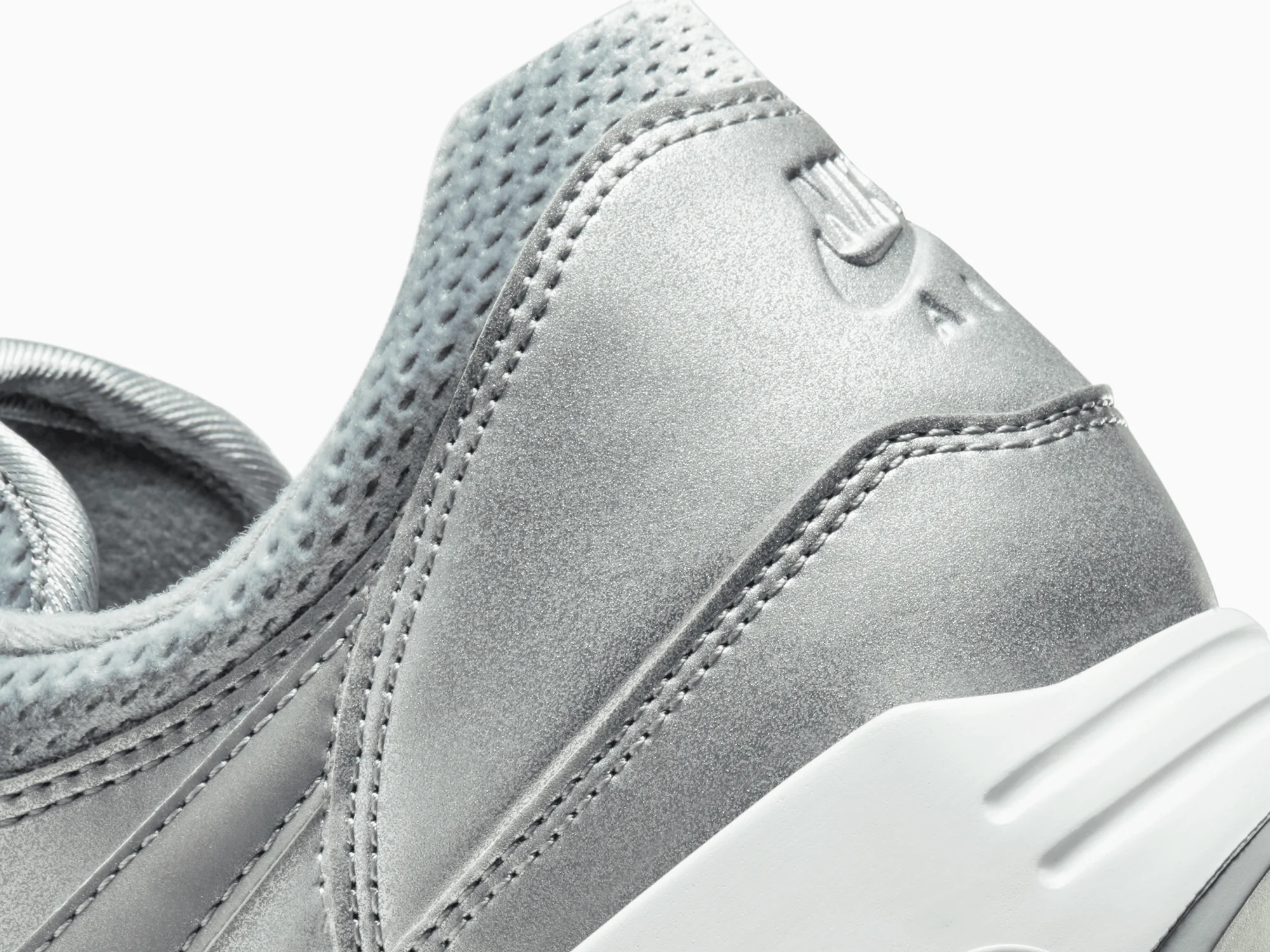 ナイキ「エア マックス 1 '86 “Metallic Silver”」は、まばゆい光を