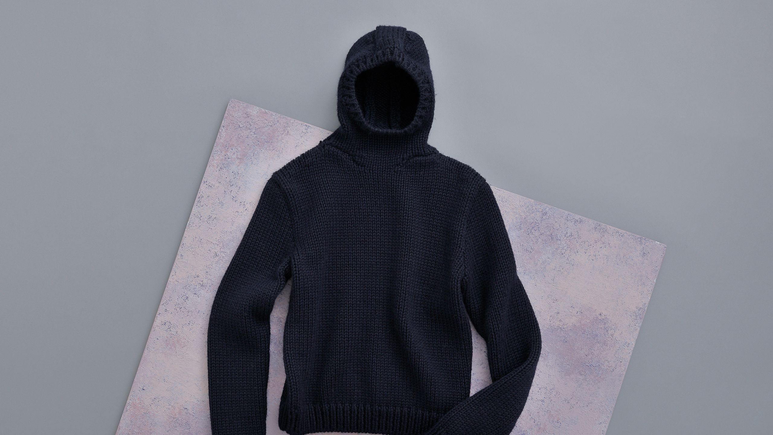 プラダは構築的で洗練されたモードなニットが揃う──特集：ローゲージ