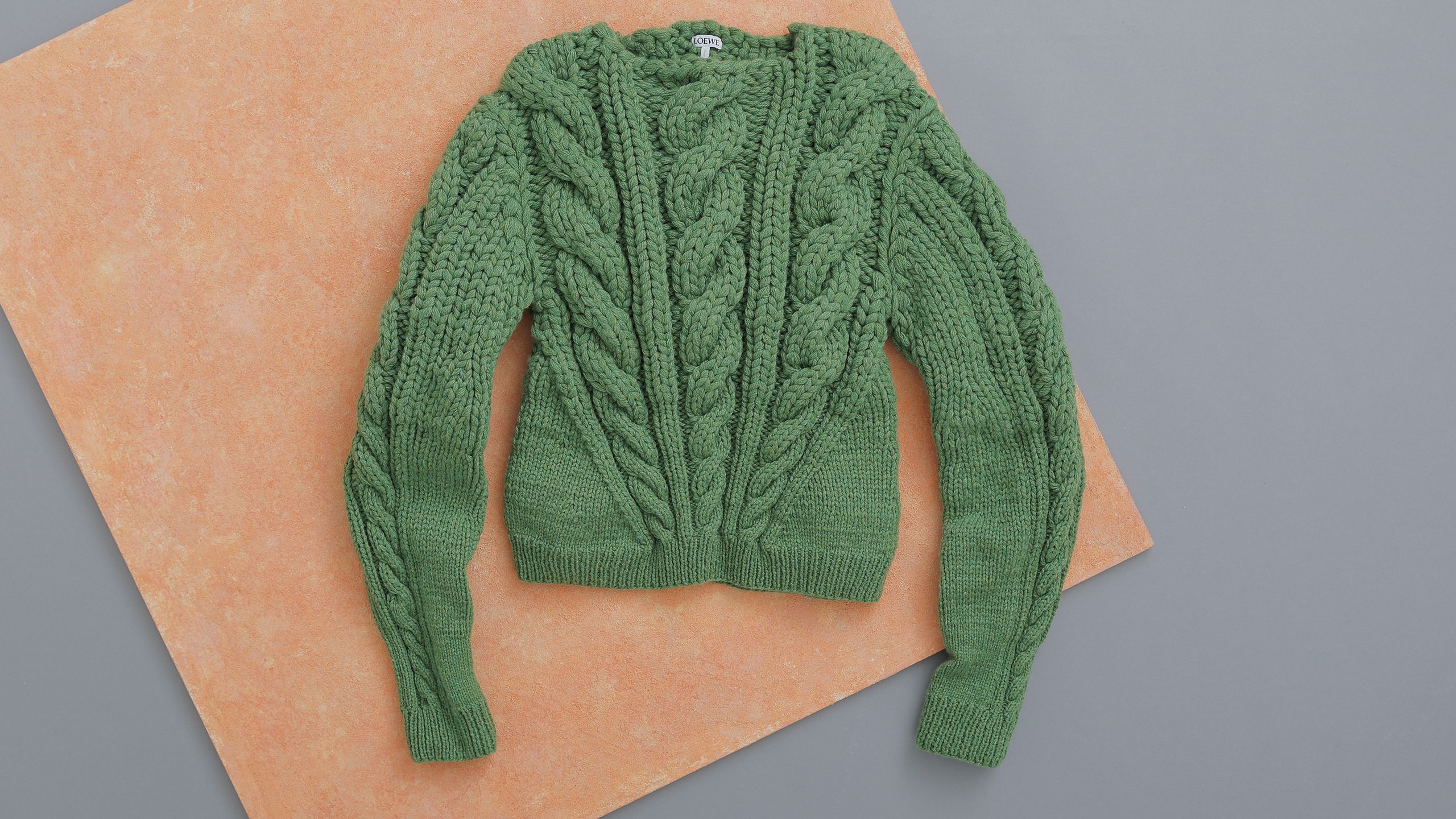 仕立ての技でシルエットを遊んだロエベ──特集：ローゲージか