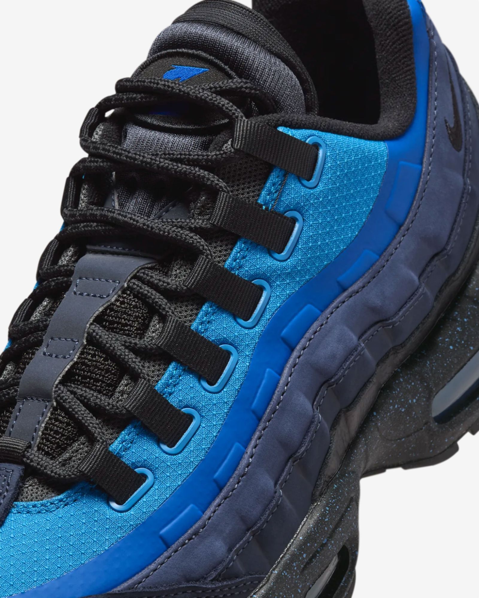 エア マックス 95 x スタッシュ “Black and Harbor Blue”」は、鮮やか