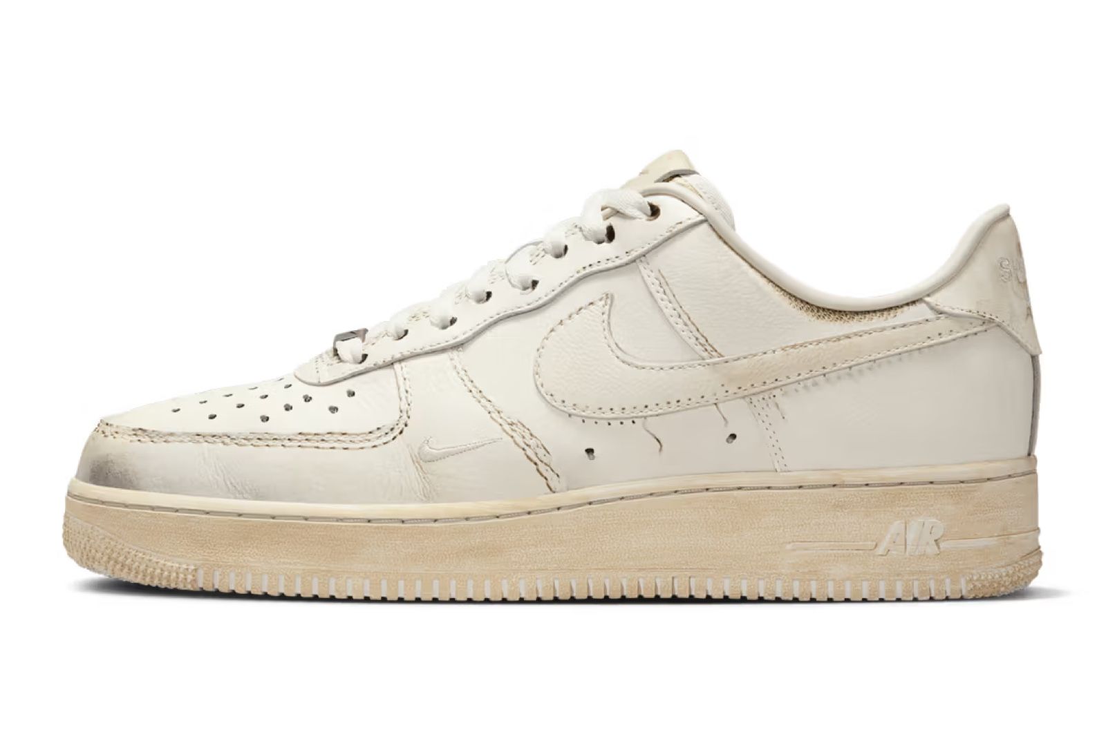 ナイキ「エア フォース 1 'Dirty Triple White'」は、履けば履くほど