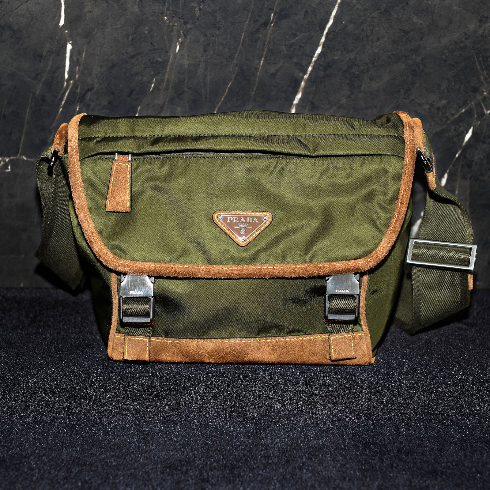 素材使いの妙と職人魂が冴えるわたるプラダ──バッグと財布、2025年秋