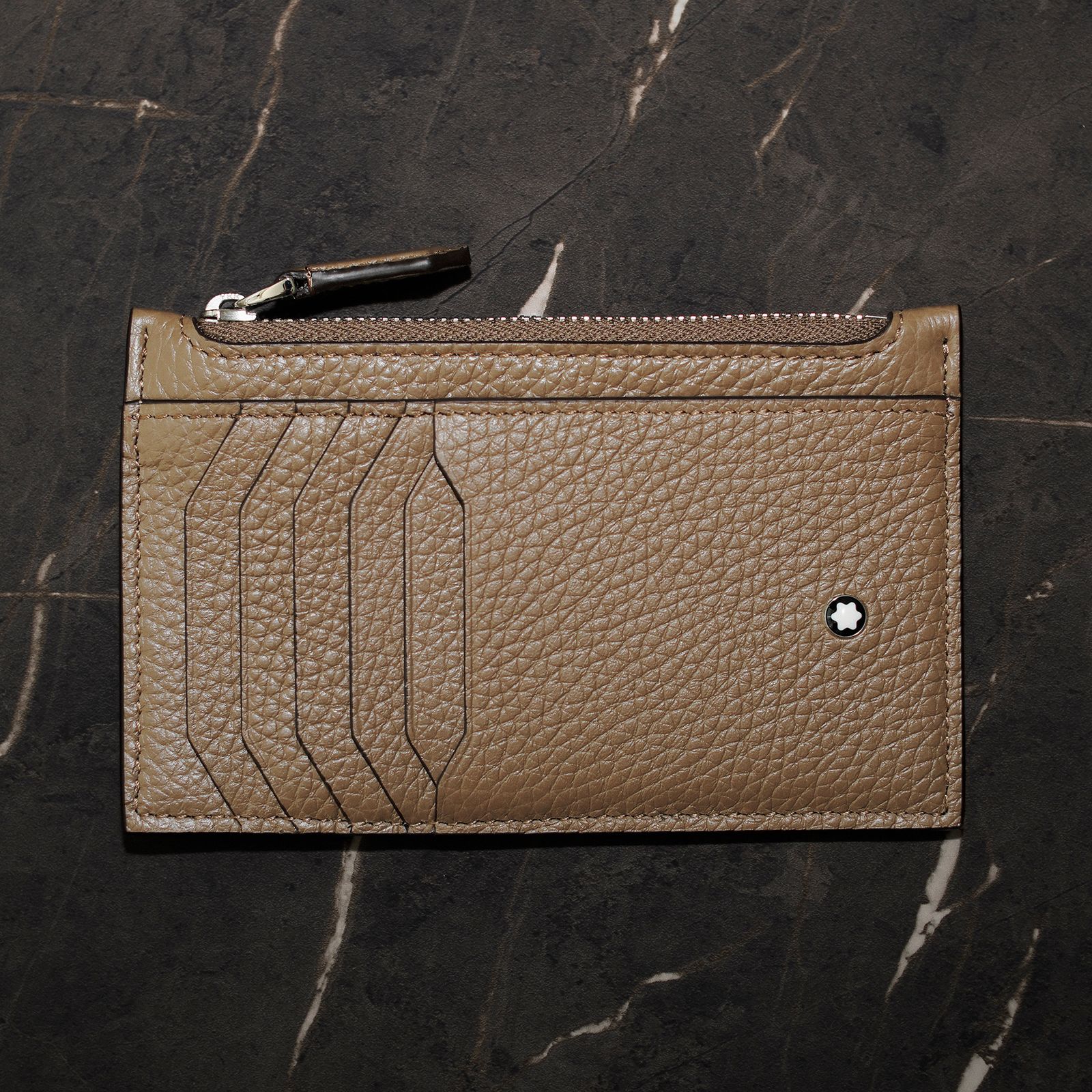 モンブランは、手作業から生まれる最高品質の逸品揃い──バッグと財布