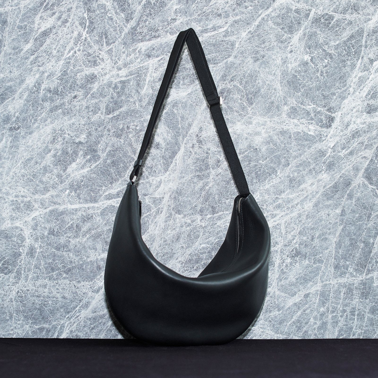 ザ・ロウが上品に奏でるラグジュアリーで静謐なデザイン──バッグと