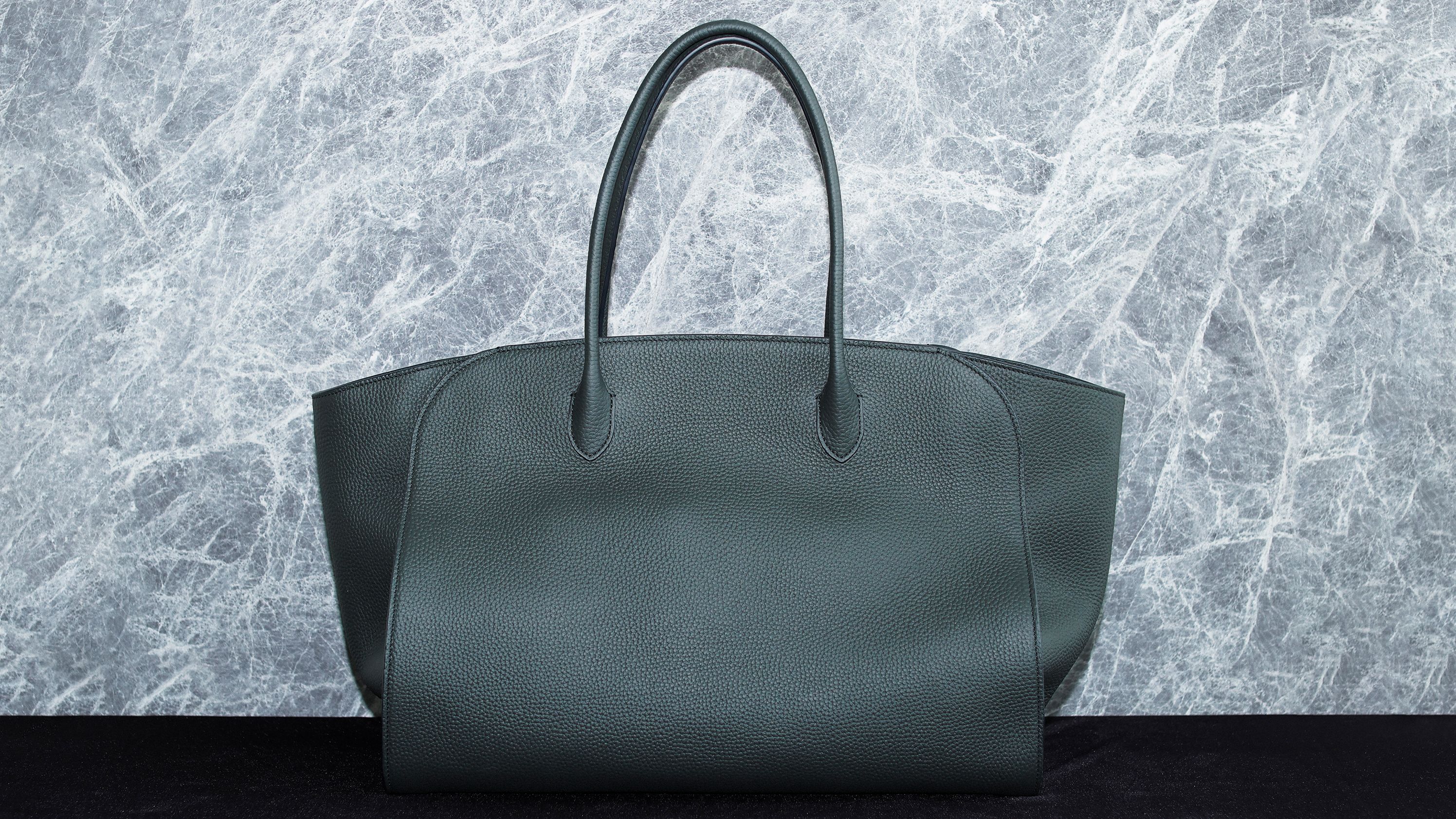 ザ・ロウが上品に奏でるラグジュアリーで静謐なデザイン──バッグと