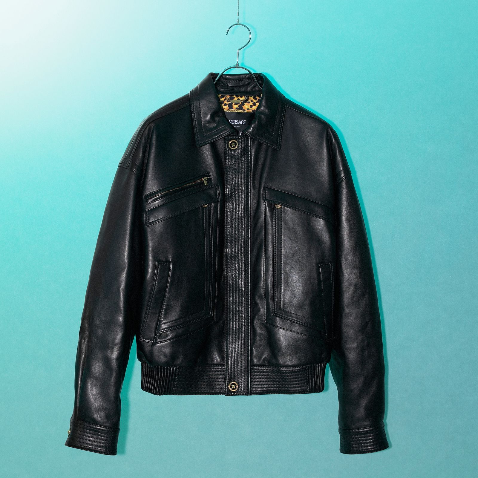 ラグジュアリーとパンクがヴェルサーチェという世界に共存する──2025