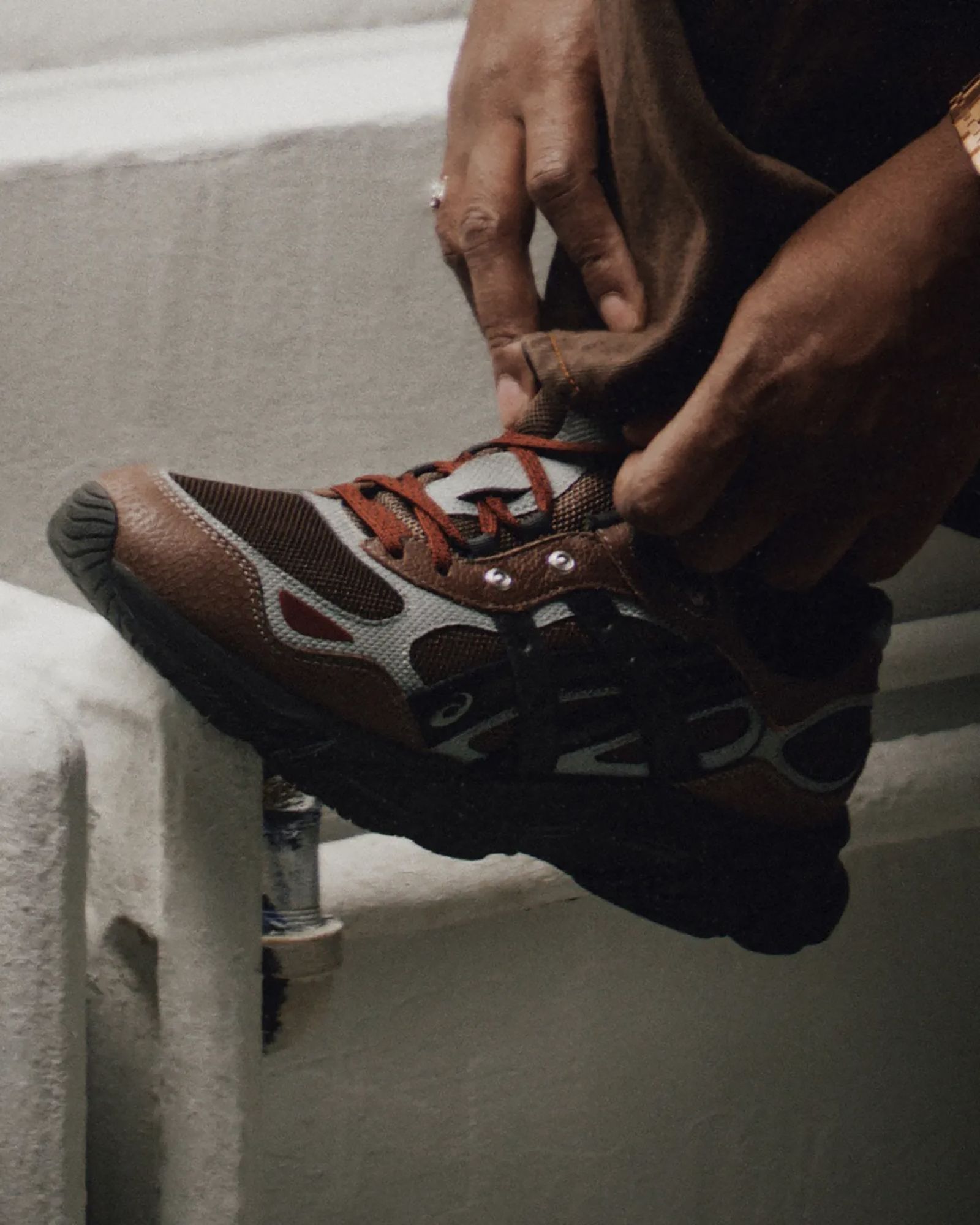 ハル スタジオ × アシックスによる新たなコラボレーションスニーカー