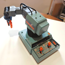 1982年発売のトミーの「アームトロン」とHuggingFaceの「SO-101