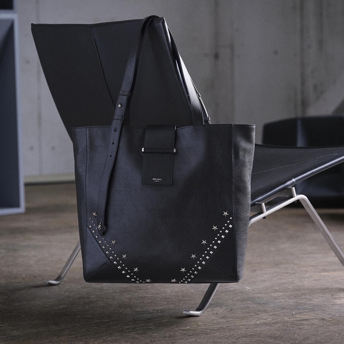 バー バーティカル トート ミディアム | ブラック ソフトグレイン