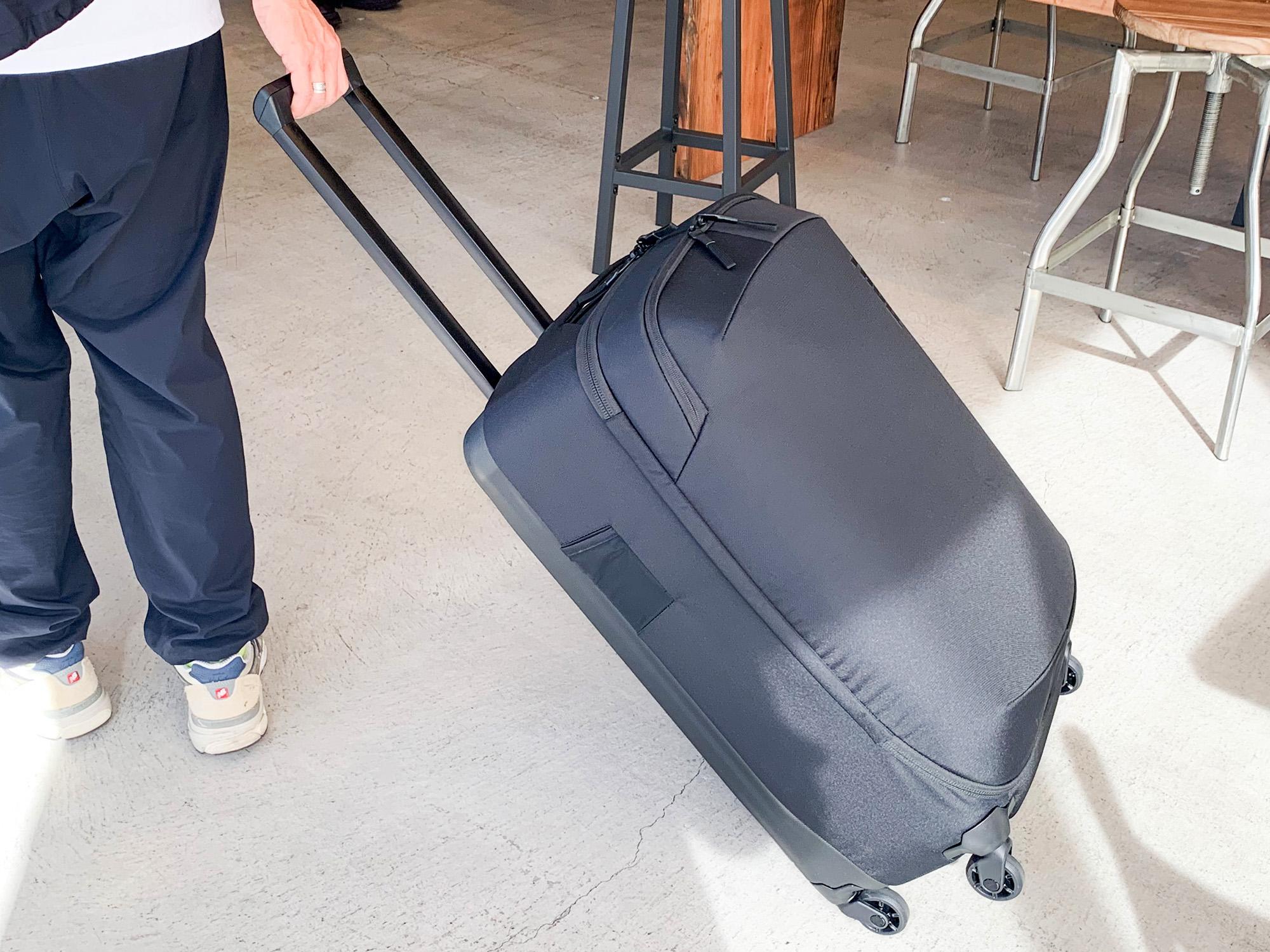 スーツケース選びに終止符。パッキングしやすく、軽い力で転がせる