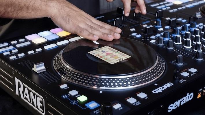 回転ディスク搭載DJコントローラーで、レコードばりにこすりまくれ