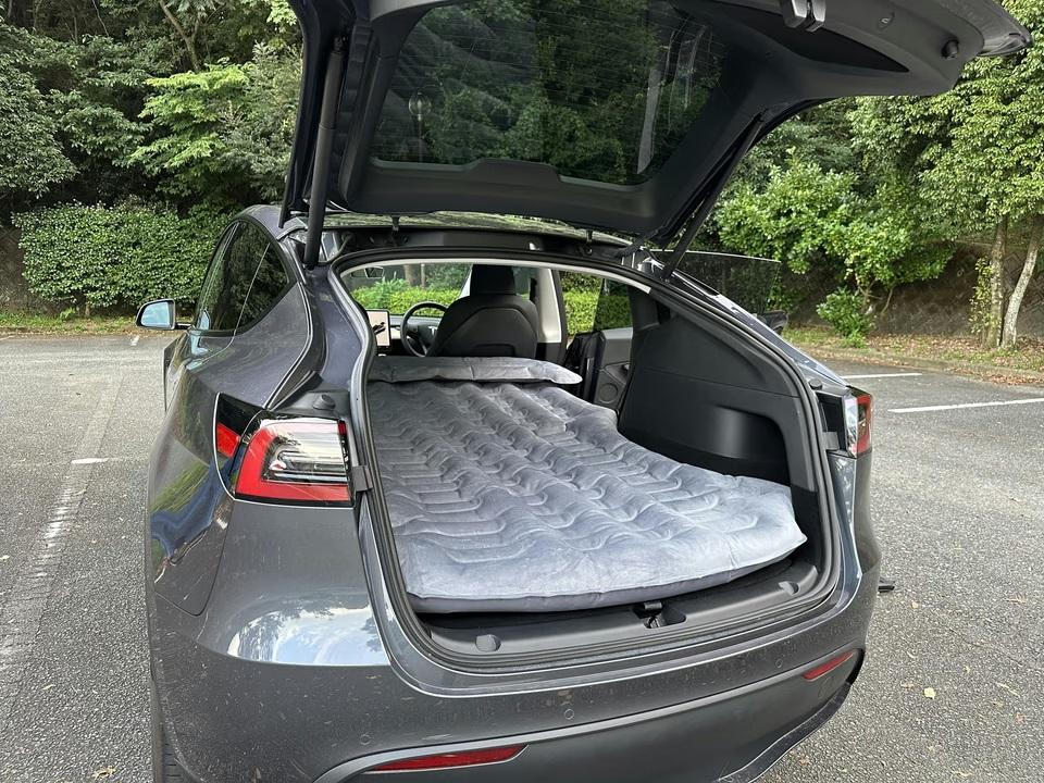 テスラの車中泊をもっと快適に！ わずか60秒で設置できるモデルY専用