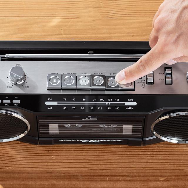 昭和レトロ感たっぷり。だけどスマホやUSBともつながる便利なラジカセ