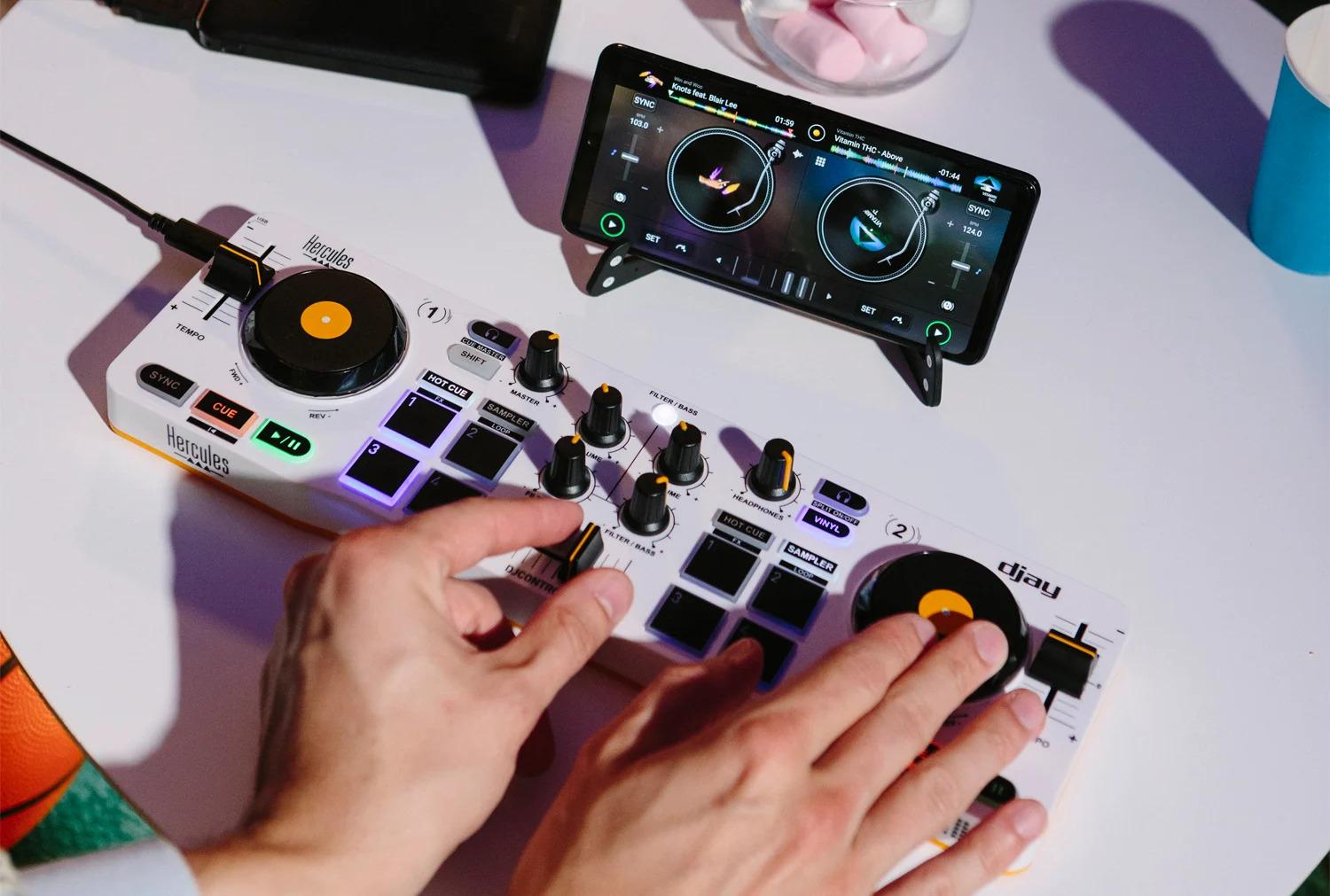 最強お手軽DJ機材だ。スマホ用小型ワイヤレスDJコントローラ｢DJControl