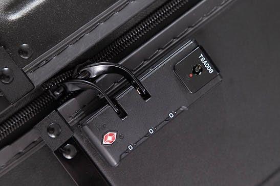 1つ3役の伸縮型スーツケース。機内持ち込みから72L大容量まで対応