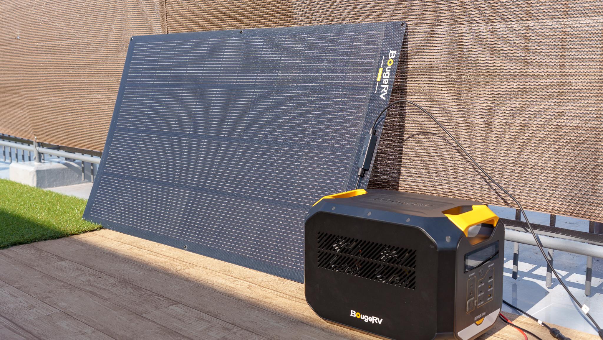 ひょいっと持てる200Wソーラーパネルで、「電気がない不安」から解放