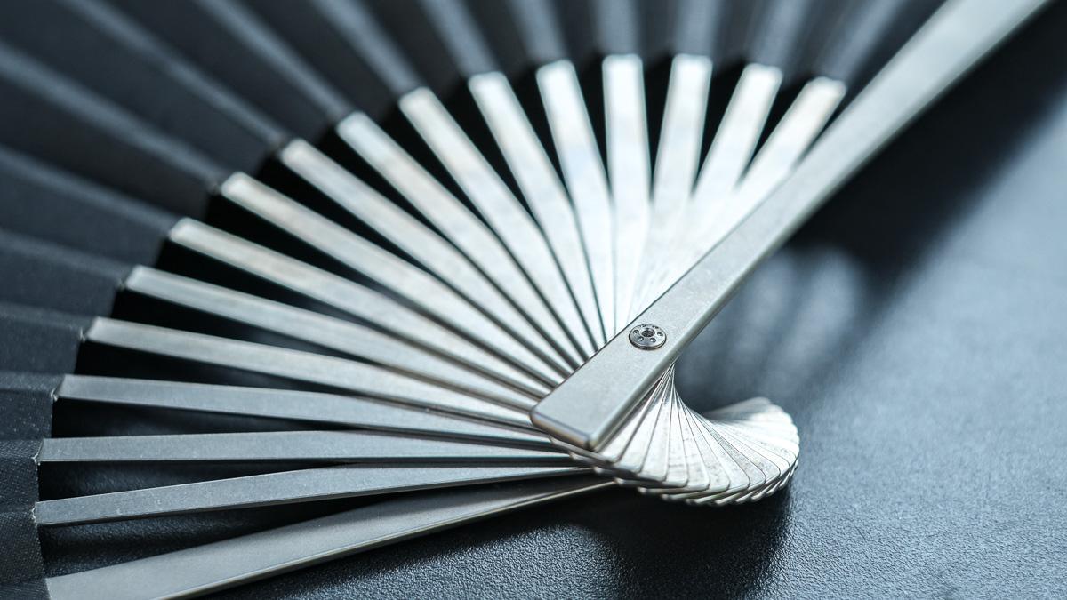 チタンとシルクを贅沢に採用。素材感を楽しむ高級扇子 | ライフ