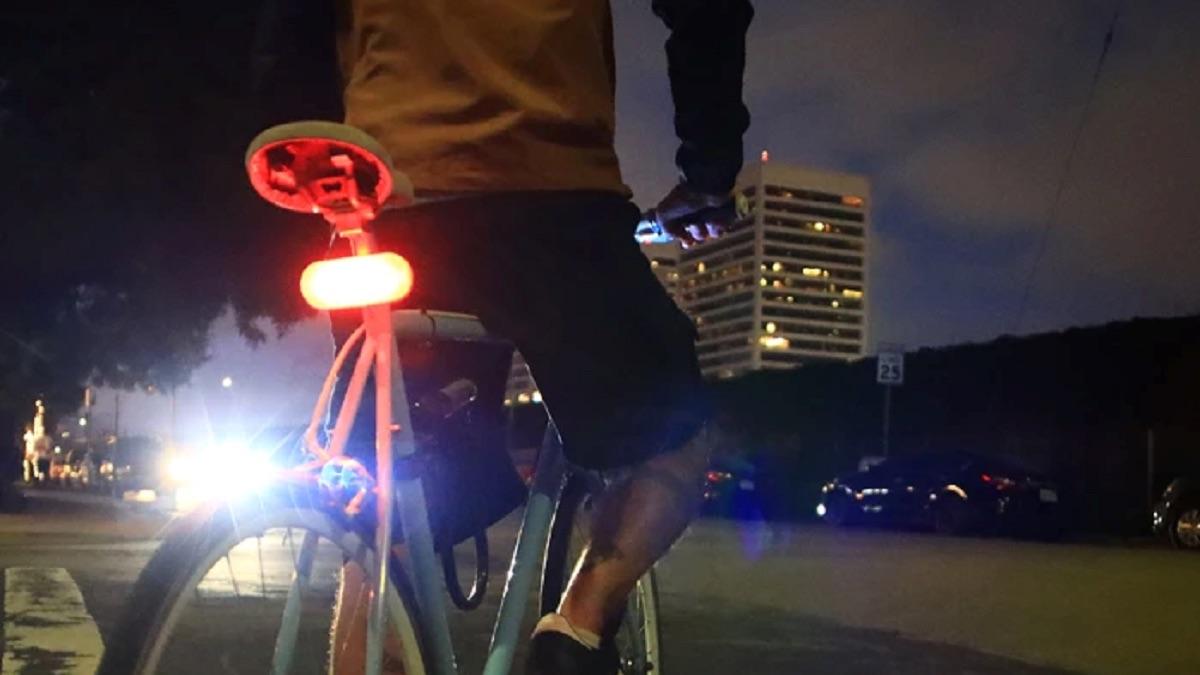 スマホアプリで文字や装飾を変えられる自転車夜間等追突防止等にも