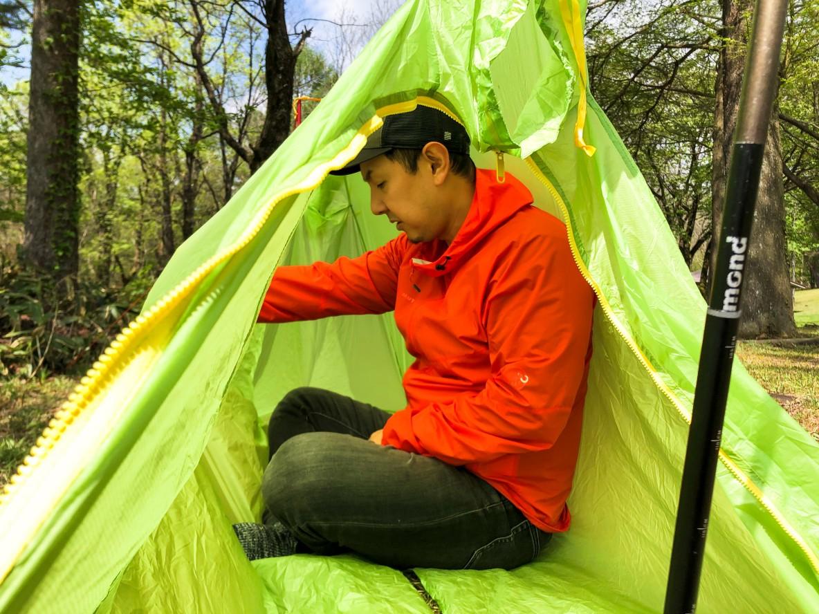 モンベルの「U.L.ツェルト」はもしものときの強い味方！ 缶ビール