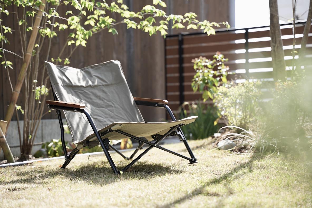 座面が低めの「焚き火用チェア」を買ったら、地面がオットマンになって