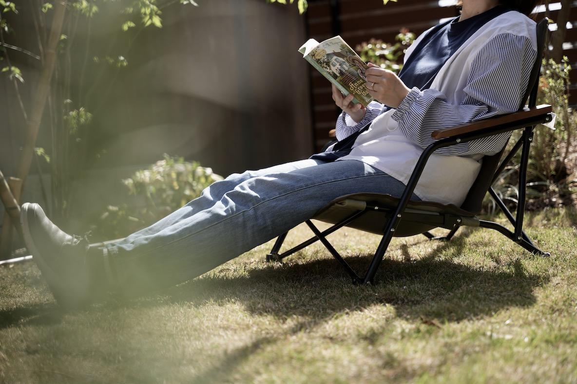 座面が低めの「焚き火用チェア」を買ったら、地面がオットマンになって