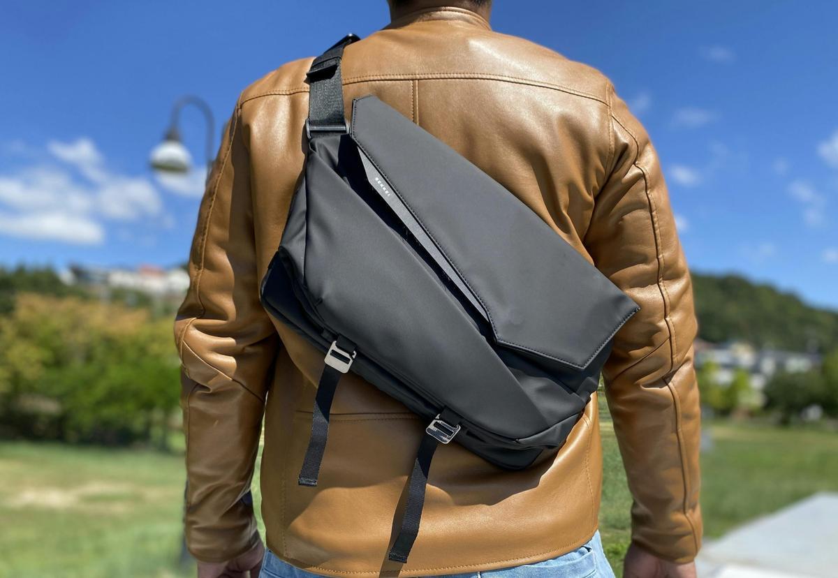 ノートPCやカメラも収納できて、スタイリッシュ！拡張可能なスリング