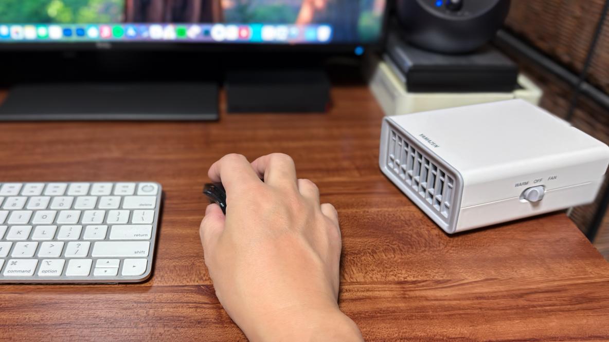 山善の「手元専用ヒーター」が、冬のデスクワークで手が冷える問題を