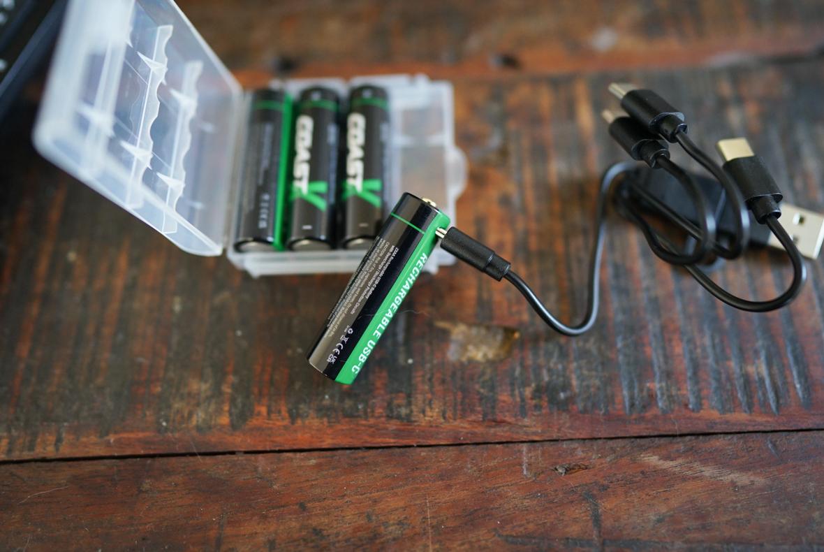 いちいち電池買い直すのやめました。USBで直接充電できる「ZX AAA」が