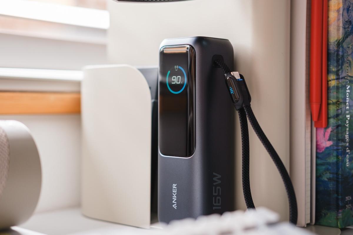 ディスプレイ搭載＆ケーブル2本内蔵。Ankerの「パワフルすぎるモバイル