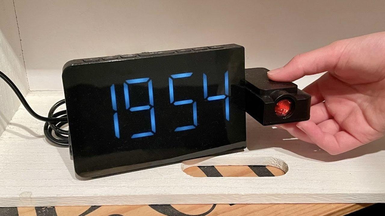 ニトリのプロジェクター時計が優秀。壁に時刻を映せて快眠が加速