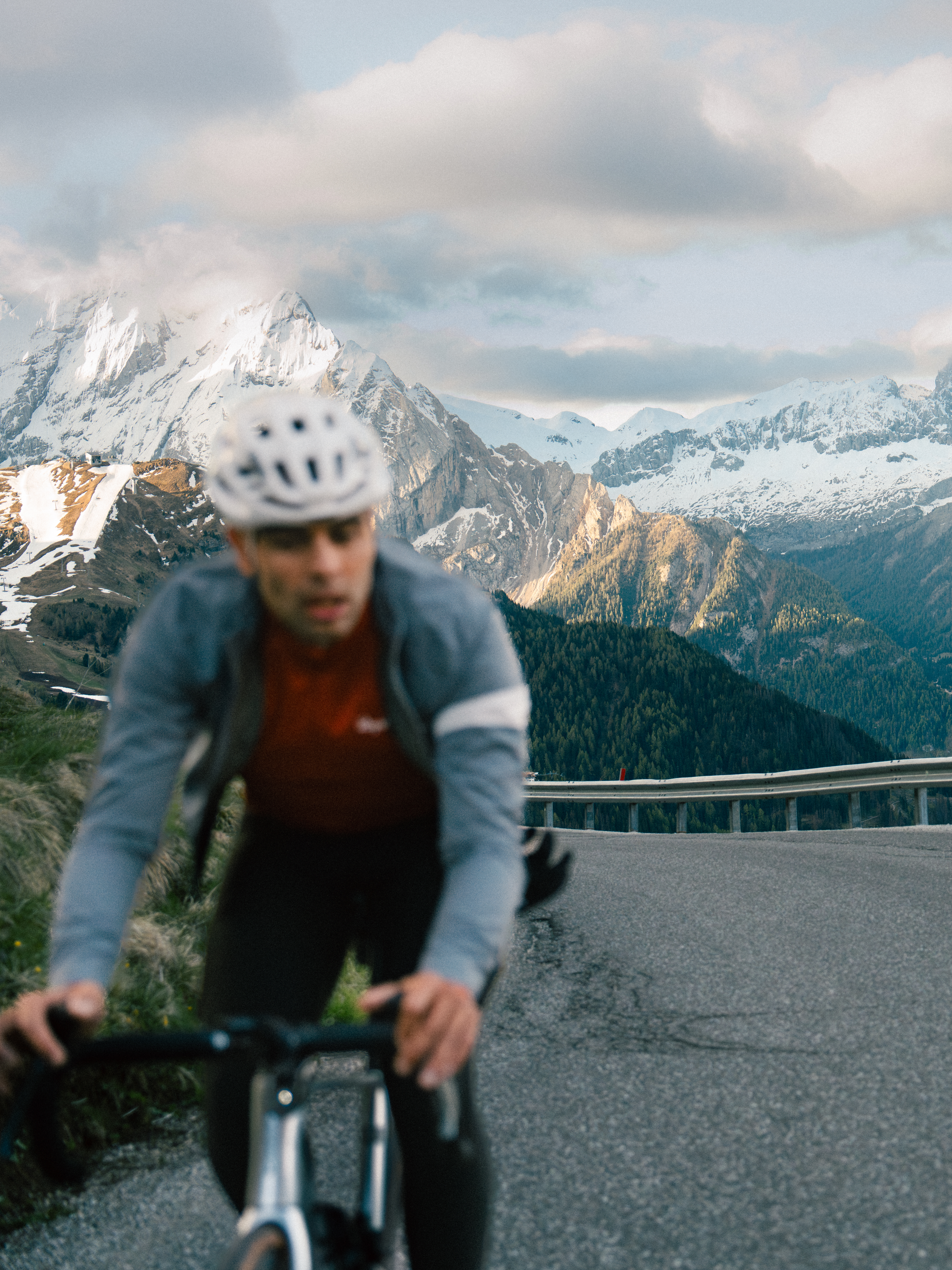 真冬の寒さの中でも温かさとプロテクション性能を発揮するサイクリング