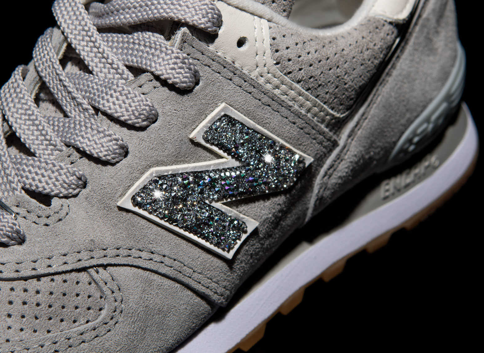 スワロフスキーをあしらった数量限定“574”！いまだかつてない輝く