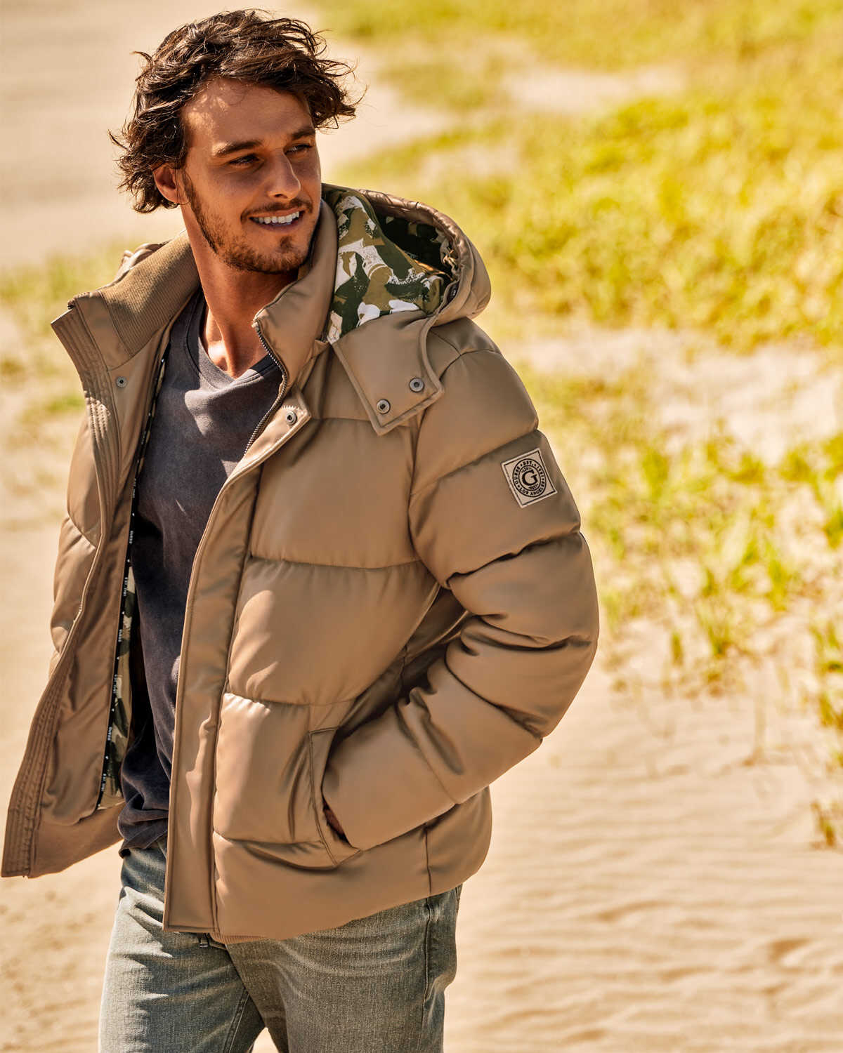 冬のワードローブに加えたい〈ゲス〉の新作！エコレザーのアウターで